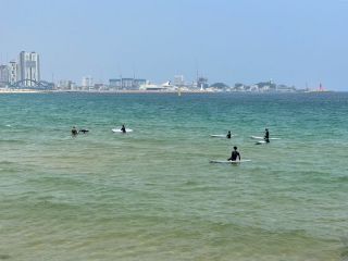 海边冲浪的人们