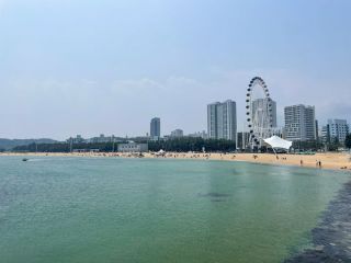 搭乘摩天轮可以欣赏辽阔的海景