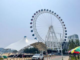 足有65米高