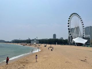 下面就是束草海边