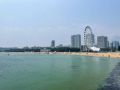 搭乘摩天轮可以欣赏辽阔的海景