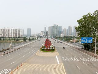 横跨岛上的天桥可以欣赏汉江大桥的风景
