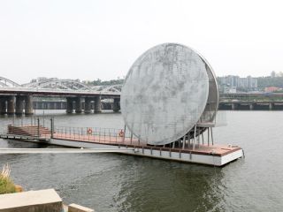 汉江游轮的乘船点，人工月亮到了晚上也十分美丽