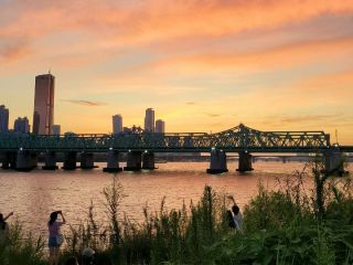 天气晴朗时，走到小岛最西边可以欣赏到美丽的晚霞