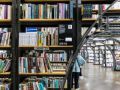 出售的二手书来自首尔30多家二手书店，图书按照书店划分摆放
