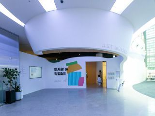 美术展馆，定期更换展览主题和内容