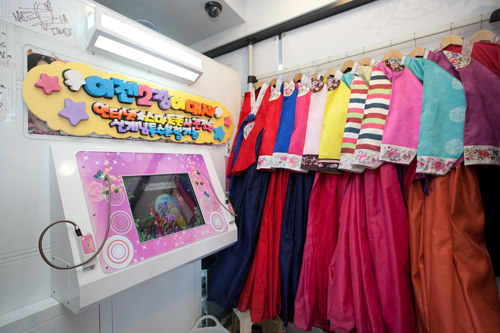 嚓咔
穿着韩服拍照,即时通大头贴