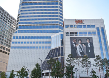 DOOTA MALL(旧 斗塔)
东大门众多时尚大赏里外观最显眼的一座,环境稍好的同时价格也稍贵