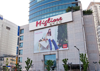 美利来
平价购物大厦,店铺太多,容易迷路,有心动的衣服赶快买下,回头是找不到的