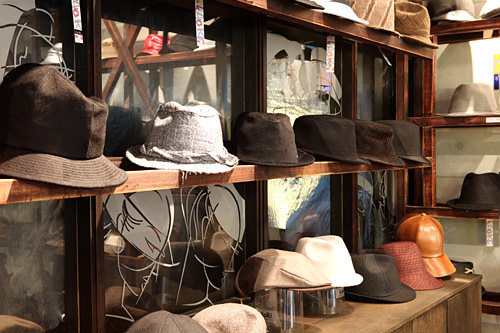 kAoRi
有时候打造一种气质靠的就非得是帽子,不买也来看看明星们戴什么样的帽子吧