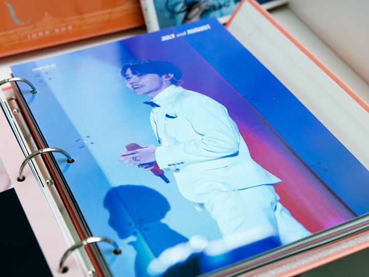 防弹少年团成员J-Hope手拿麦克风就是在本店制作而成