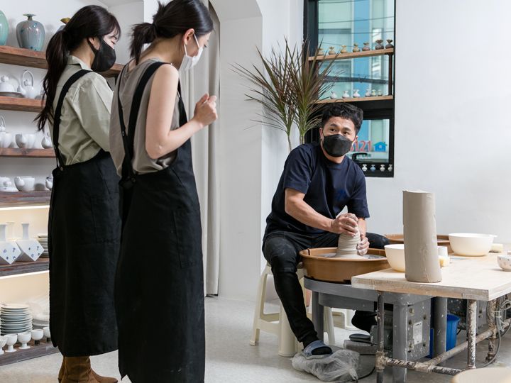 2.听老师讲解体验过程并示范如何使用拉胚机及手法