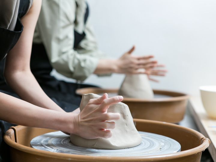 3.拍土,让陶土变柔软以便于成型