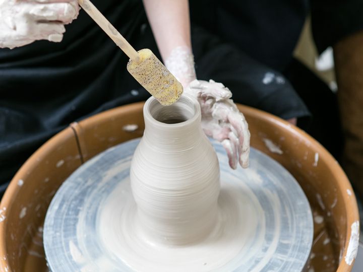 8.用海绵沾水轻轻地清洁内部