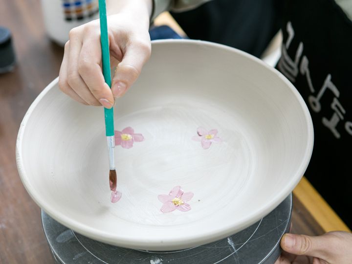 2.可以用毛笔蘸取颜料加以装饰