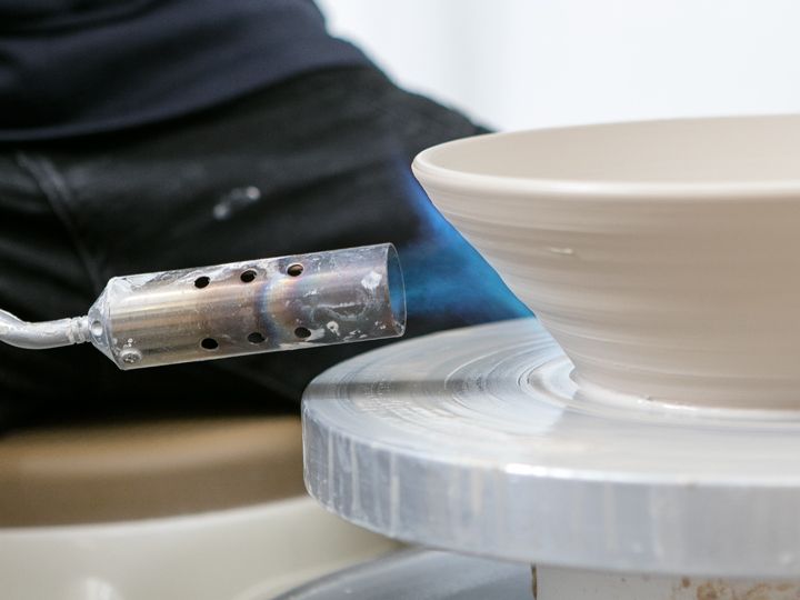 1.用喷火枪为表面加热使其干燥