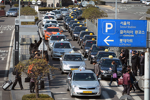 左列白色、银色、橙色的为普通出租车。
右列黑色的为模范出租车。