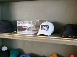 JIMIN戴过的帽子也有在店里展示