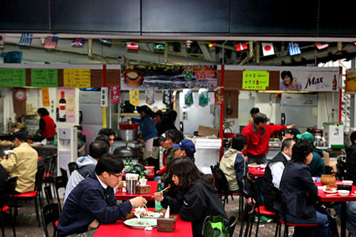 各层均有餐馆,从小吃到主食、酒类一应俱全