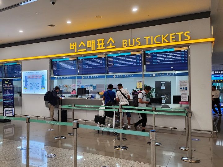 在西側4號窗口售票處交換車票