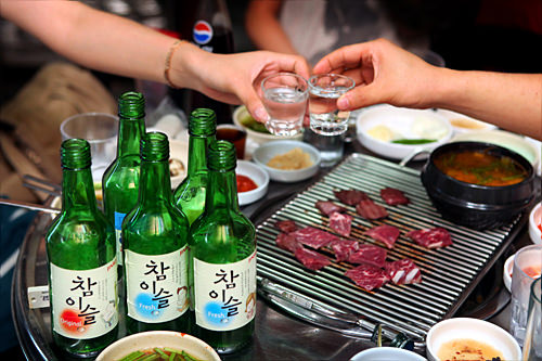 可进入酒吧饮酒