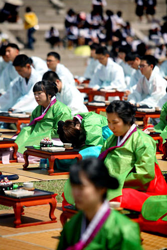 仪式当中也有人瞌睡哦!