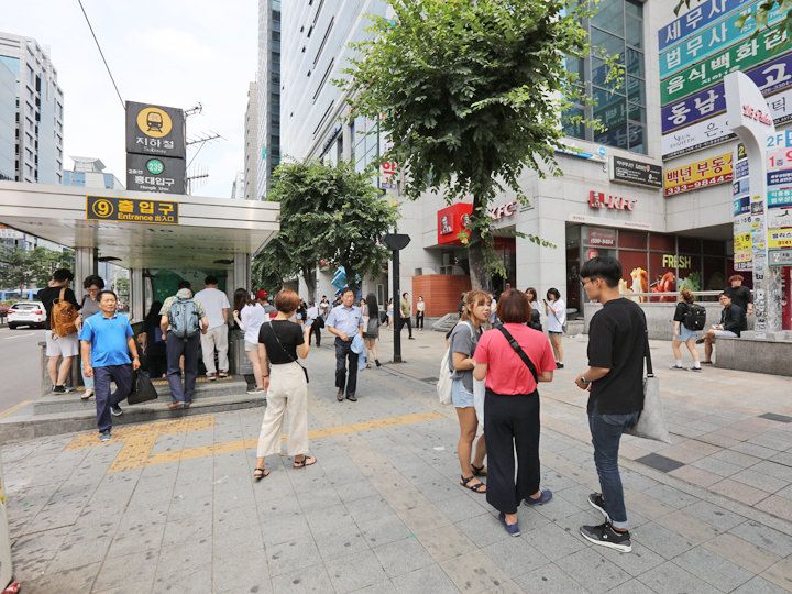 著名的等人圣地—弘大站9号出口