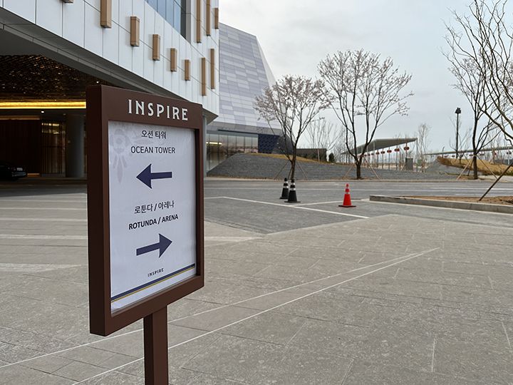 在“海洋楼”站下车,按路标往INSPIRE ARENA方向前行