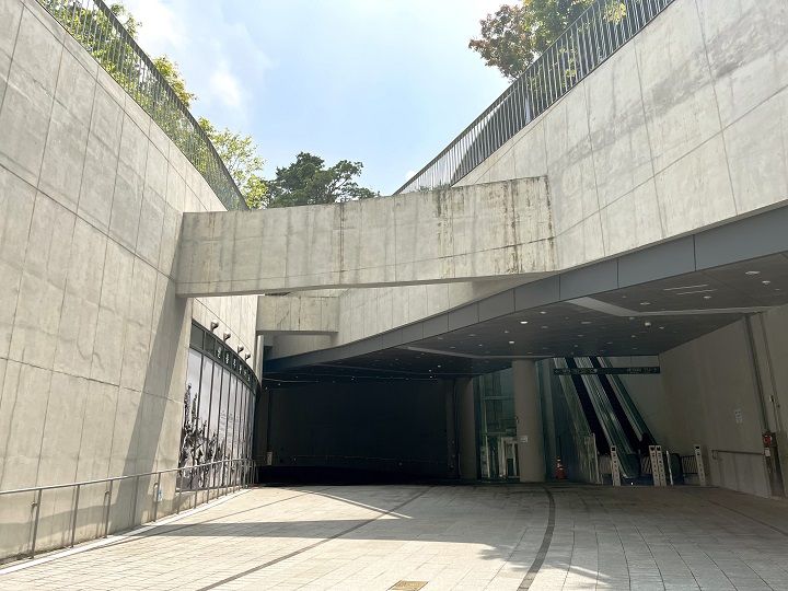 走進此建築物裏面(無需搭乘扶梯)