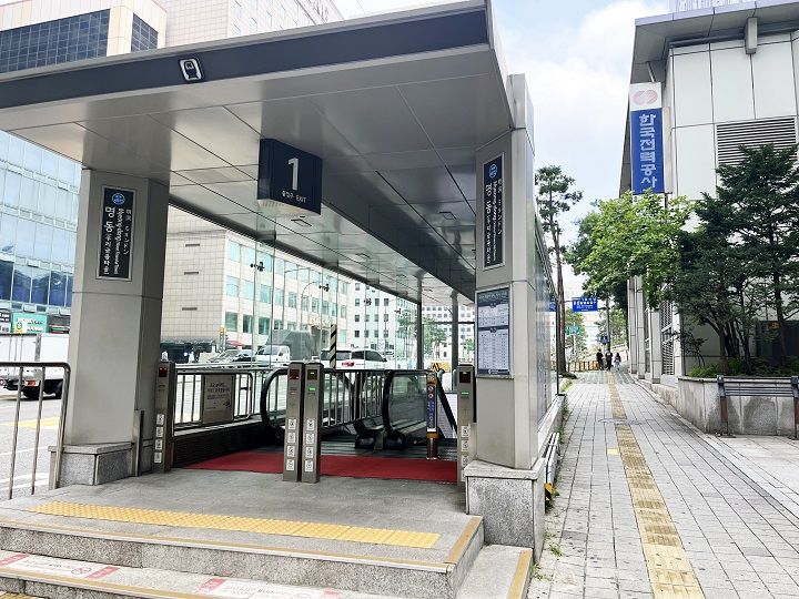 從明洞站1號出口出來,轉身直走