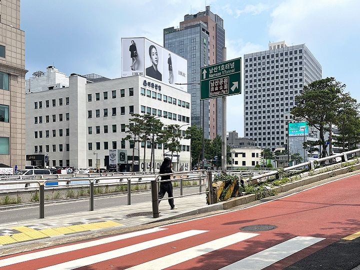 看到人行道後,穿過人行道