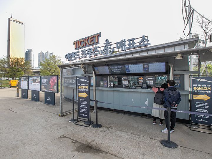 3. 出示韩巢「预订确认书」和身份证明、填写登船信息卡后领取船票。