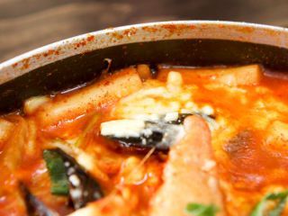 芝士的香味混合在甜辣味的年糕汤里