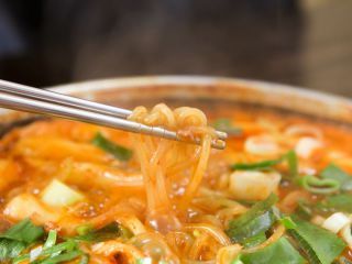 年糕配着凉面吃也很美味