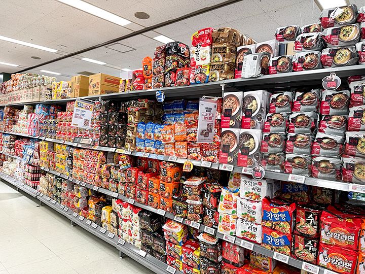 方便面专柜,可以整箱购买