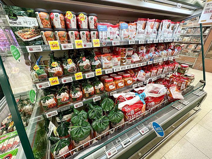 韩国料理必不可少的泡菜,还设有中文说明牌