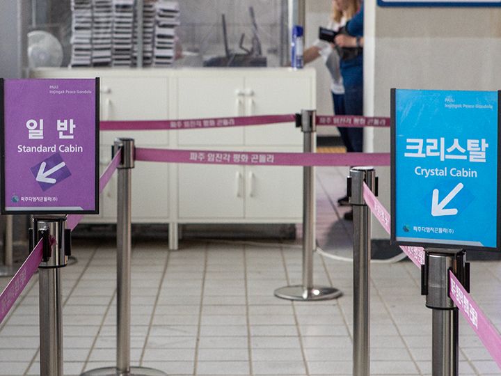 通道按车厢类型分为普通车厢队(左)与水晶车厢队(右)