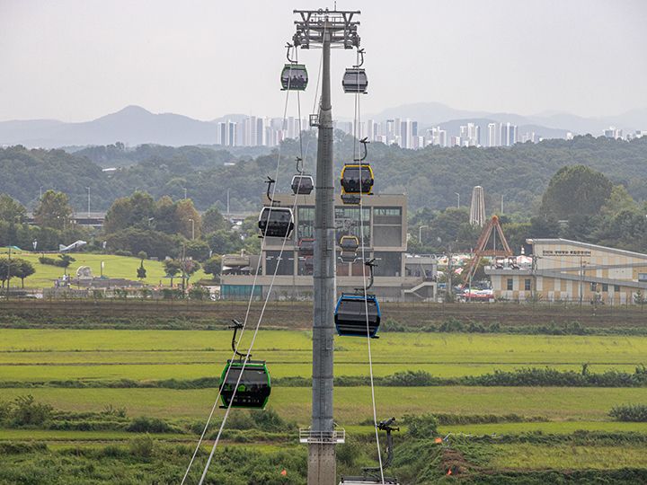 在屋顶处观看缆车