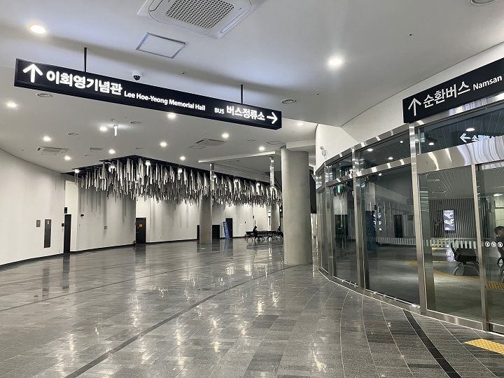 上樓梯後即可看到南山藝場公共停車場