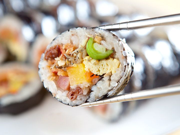 紫菜包饭
米饭和多种食材的简约绝搭
100g:158kcal / 1人份:320kcal