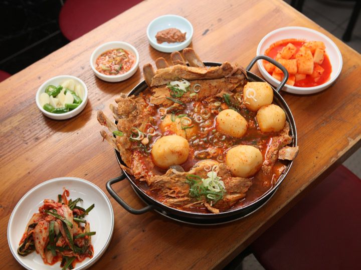 脊骨土豆汤
一整个的排骨连着超多肉,同属于汤的卡路里更高的食物
100g:106kcal / 1人份:954kcal