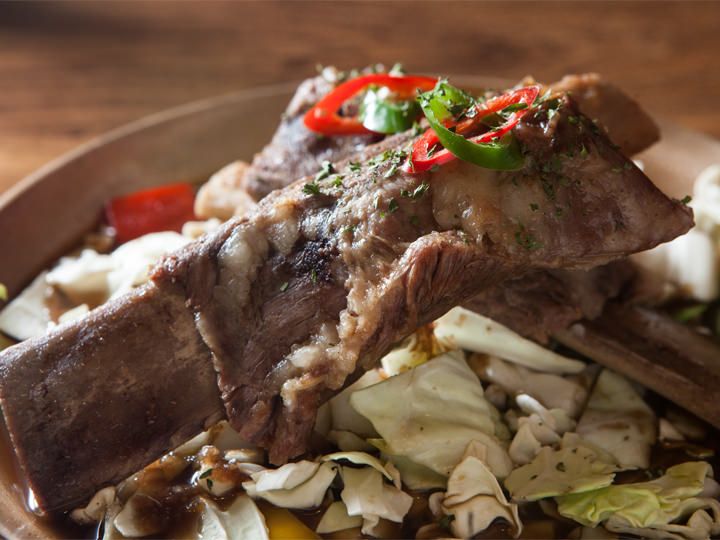 炖排骨
虽然卡路里高,但蛋白质也超丰富
100g:197kcal / 1人份:710kcal