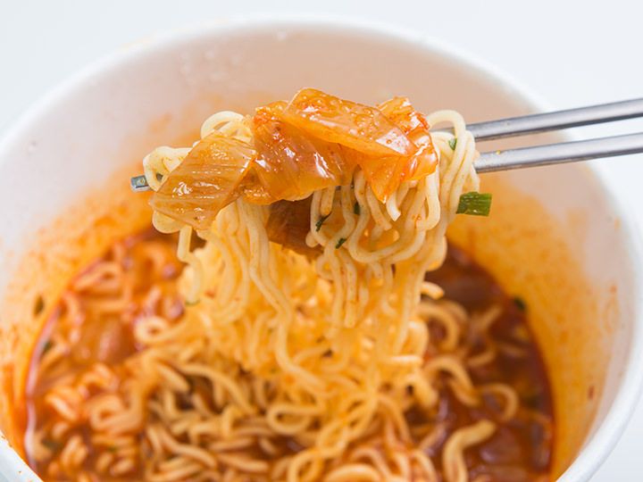 韩式泡面
韩国人对它超喜爱,甚至可以在外面餐馆点拉面!
100g:439kcal / 1人份:505kcal