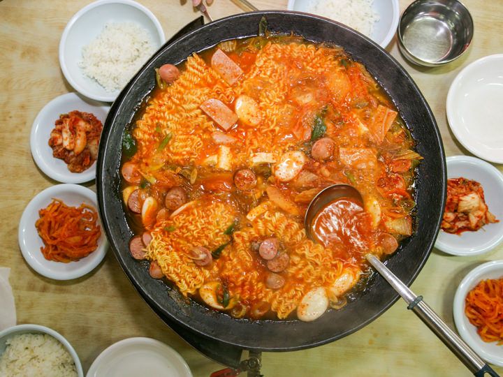 部队汤
加上拉面和芝士等浇头,美味增加的同时卡路里也在增加
100g:86kcal / 1人份:516kcal