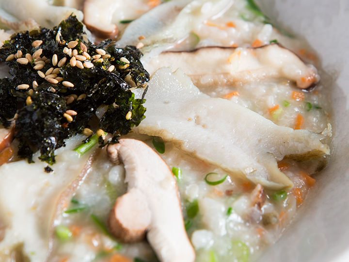 鲍鱼粥
健康又营养,早餐的绝佳选择
100g:74kcal / 1人份:185kcal