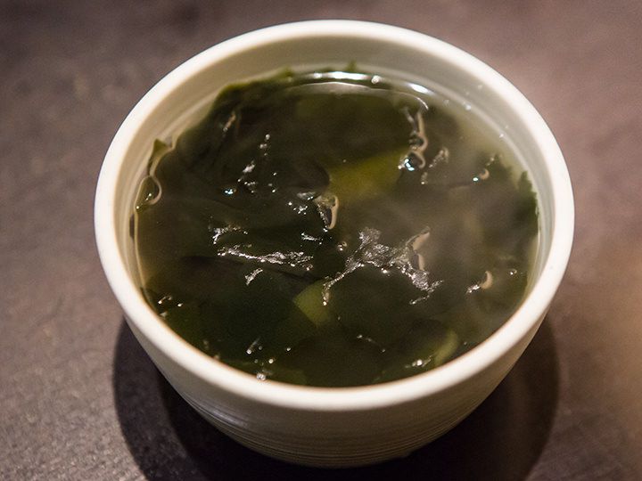 海带汤
海带的丝滑与香油的香醇,暖胃首选
100g:39kcal / 1人份:94kcal