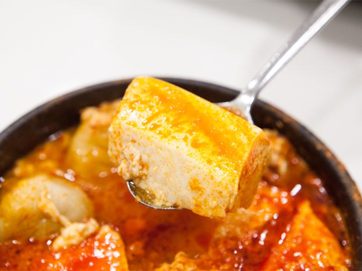 嫩豆腐汤
柔嫩爽口的嫩豆腐,搭配小菜能吃满满一大碗饭
100g:50kcal / 1人份:200kcal