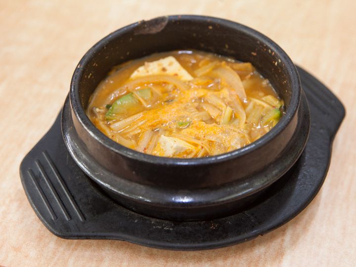 大酱汤
韩国代表性料理,咕噜咕噜端上来时食欲爆发
100g:36kcal / 1人份:144kcal