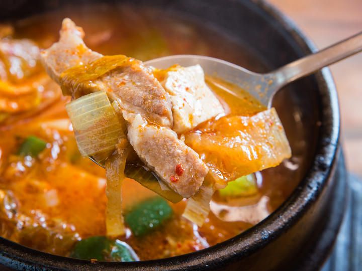 泡菜汤
爽口略微有辣味,猪肉豆腐泡菜的绝佳搭配
100g:57kcal / 1人份:342kcal