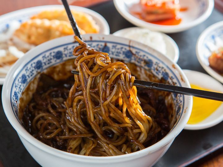 炸酱面
韩国人的午餐难题,炸酱面or海鲜面,韩式中餐
100g:122kcal / 1人份:732kcal